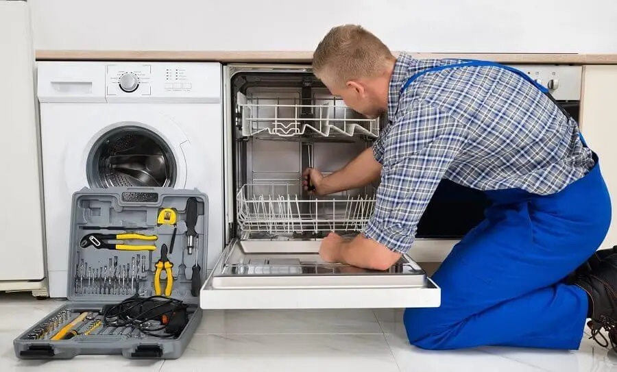 Karabağlar Gaggenau servisi teknisyen ekibi beyaz eşya tamiri yaparken